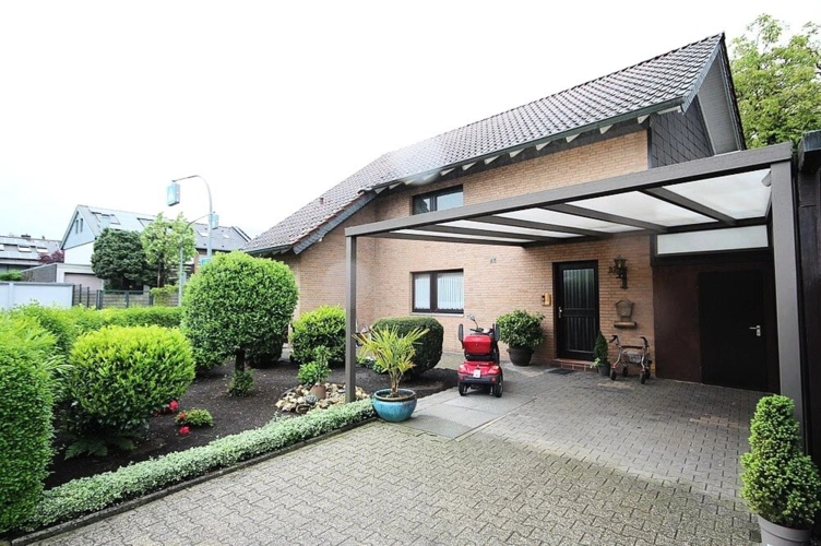 Eingangsbereich mit Carport