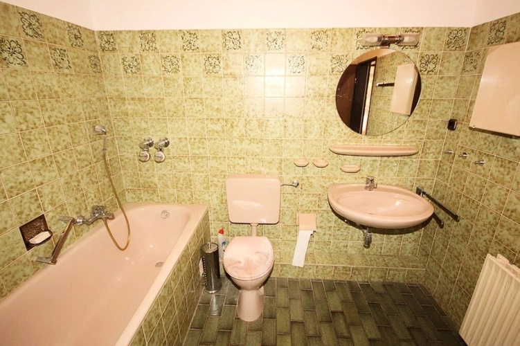 Badezimmer mit Dusche und Badewanne