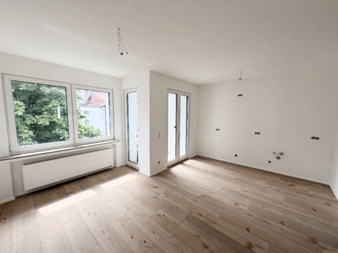 Wohnzimmer mit offener Küche
