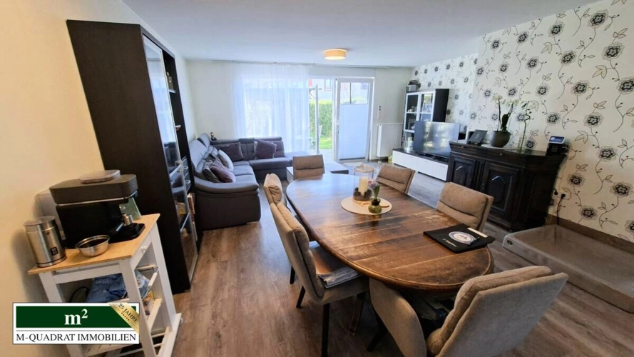 Wohnzimmer mit Zugang zur Terrasse