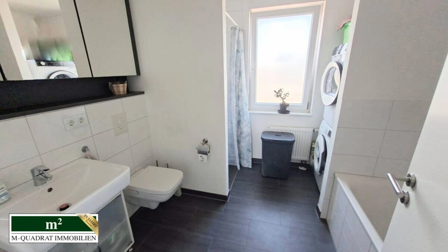 1 OG Badezimmer mit Dusche und Wanne