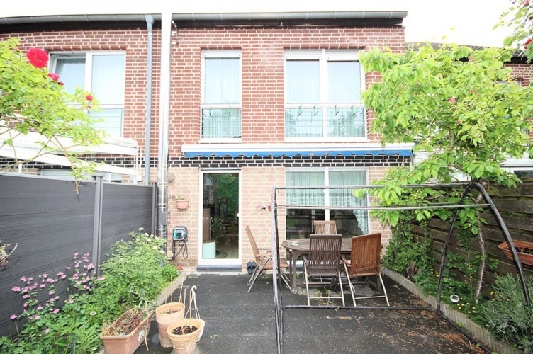 Rückansicht mit Terrasse