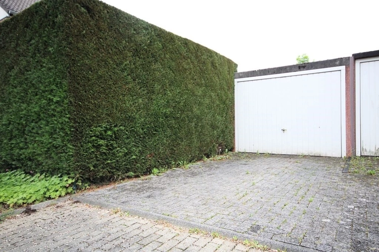 Garage mit eigenem Vorplatz