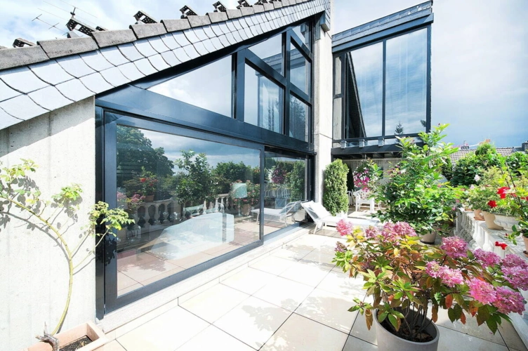 seitliche Dachterrasse