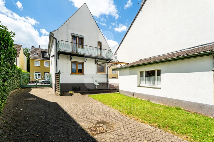Rückansicht mit Nebengebäude
