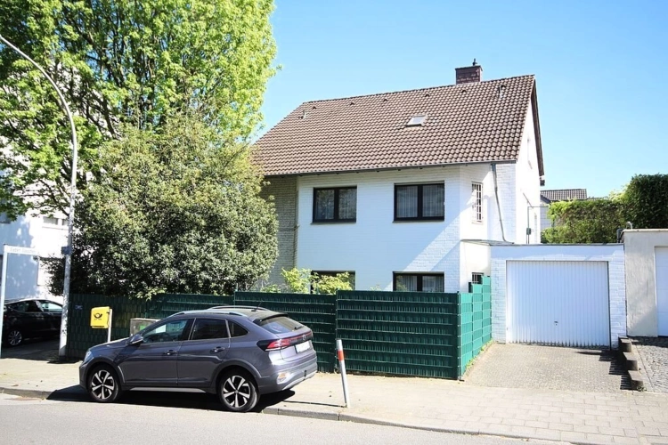 Straßenansicht mit Garage