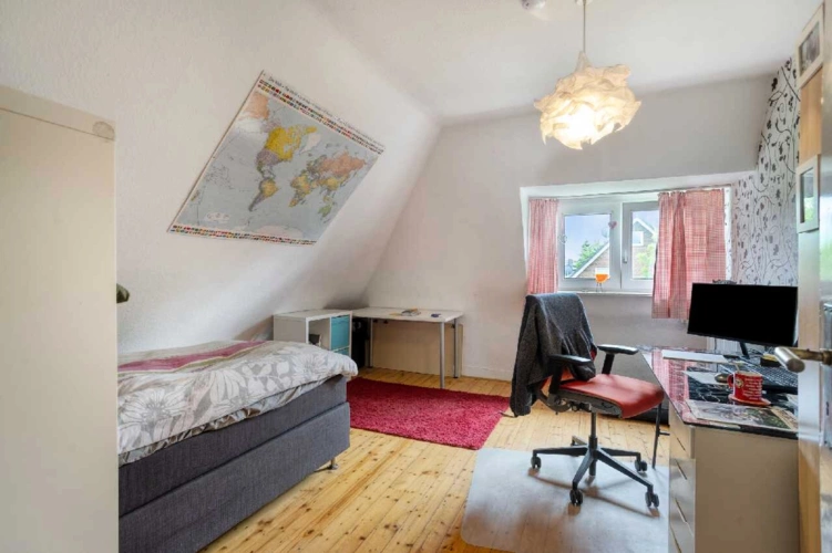 Schlafzimmer (DG)
