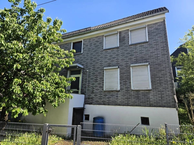 Straßenansicht Eingang