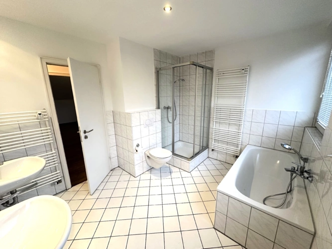 Bad mit Wanne und Fenster