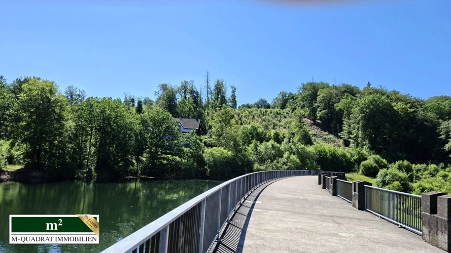 Staumauer mit Blick auf dem Objekt