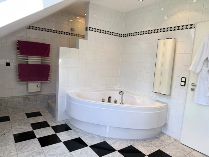 Elternbad Eckbadewanne