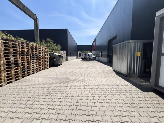 Zufahrt Halle