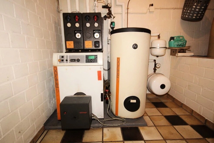 Ölzentralheizung mit Warmwasserspeicher