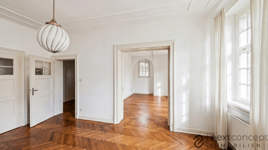 Wohnzimmer mit Blick zum Esszimmer