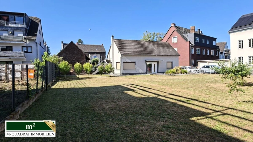 Grundstück und Bungalow