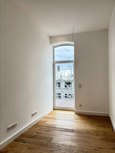 Büro mit Balkonzugang