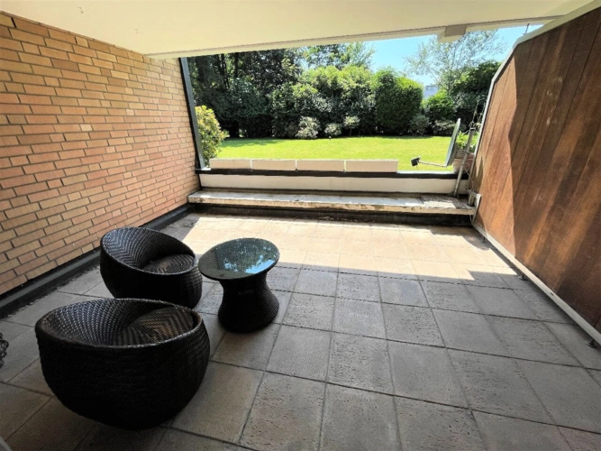 Terrasse mit Blick zum Garten