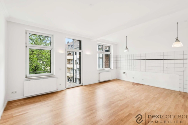 Wohnzimmer mit offener Küche