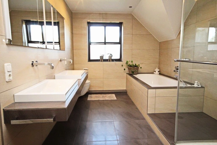 Bad mit Wanne und Dusche