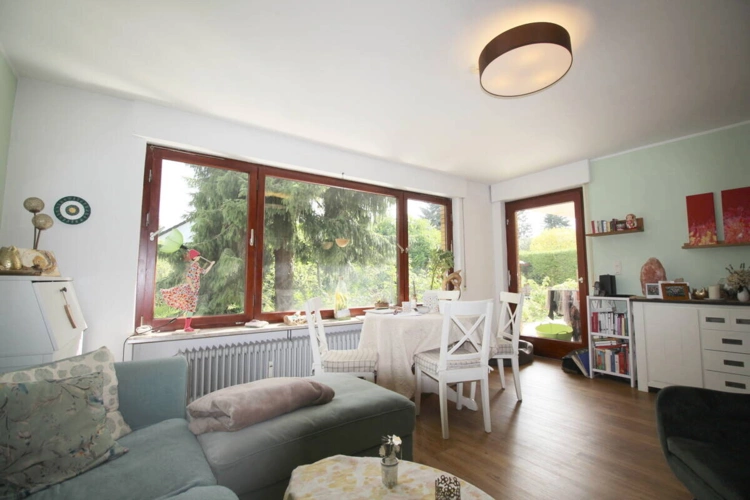Wohnzimmer mit tollem Gartenblick