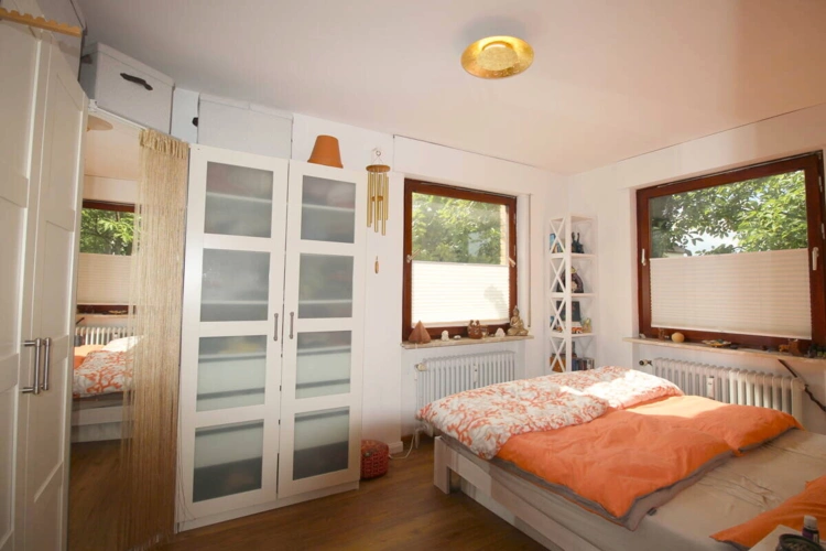 Helles und einladendes Schlafzimmer mit 2 Fenstern