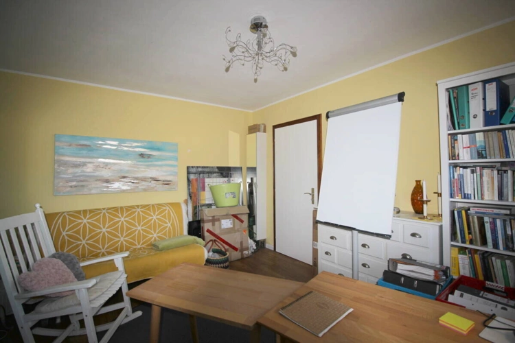Büro mit Blick auf Zimmertür