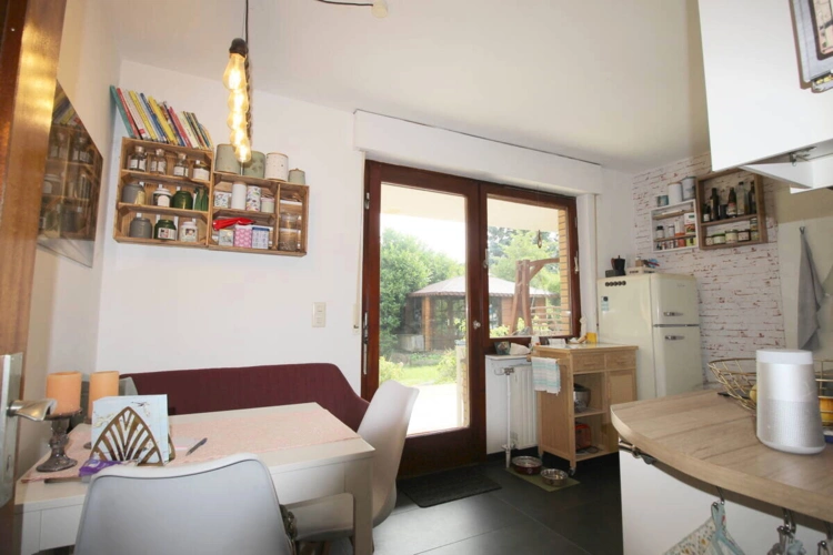 Küche mit Essbereich und Terrassenzugang