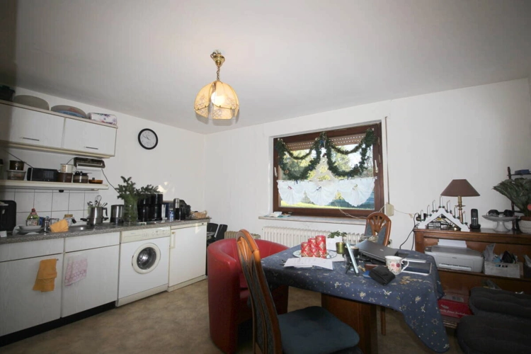Große Küche mit Essbereich Souterrainwohnung