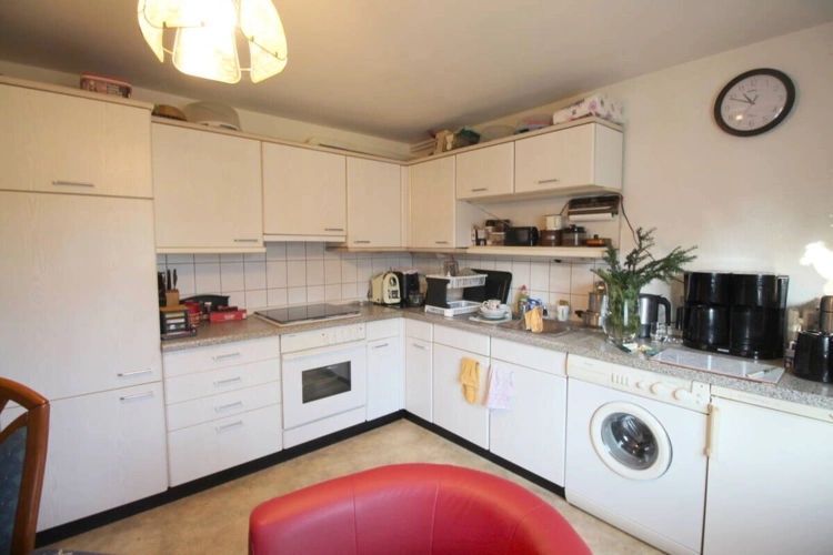Geräumige Wohnküche Souterrainwohnung