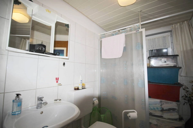 Duschbad mit Fenster u. WC Souterrain-Wohnung