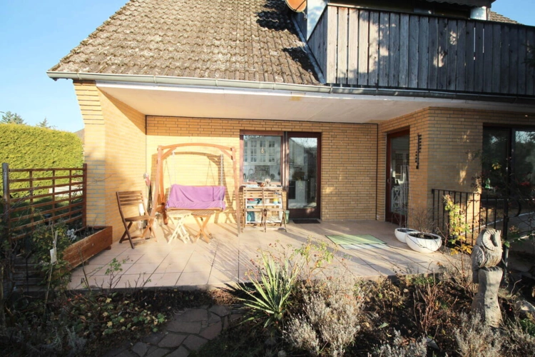 Teilüberdachte Südterrasse mit Balkon DG-Wohnung