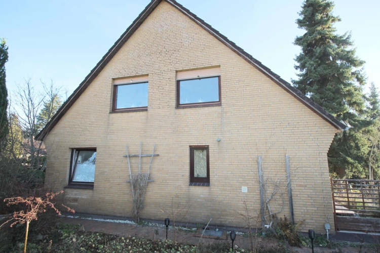 Solider Klinkergiebelmit Außenjalousien DG-Wohnung