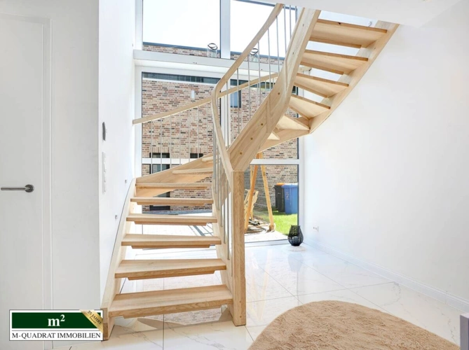 Treppe mit Fensterfront