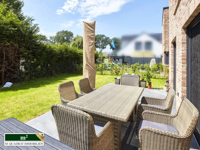 Terrasse mt Blick in den Garten