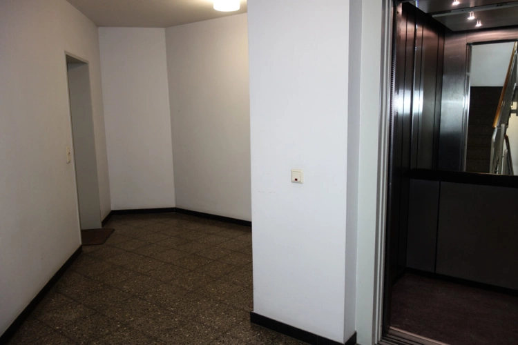 Treppenhaus inkl. Aufzug