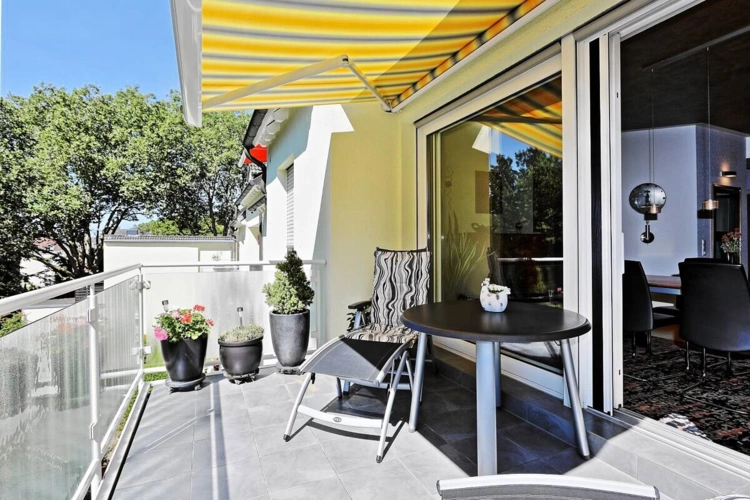 und sonniger Terrasse