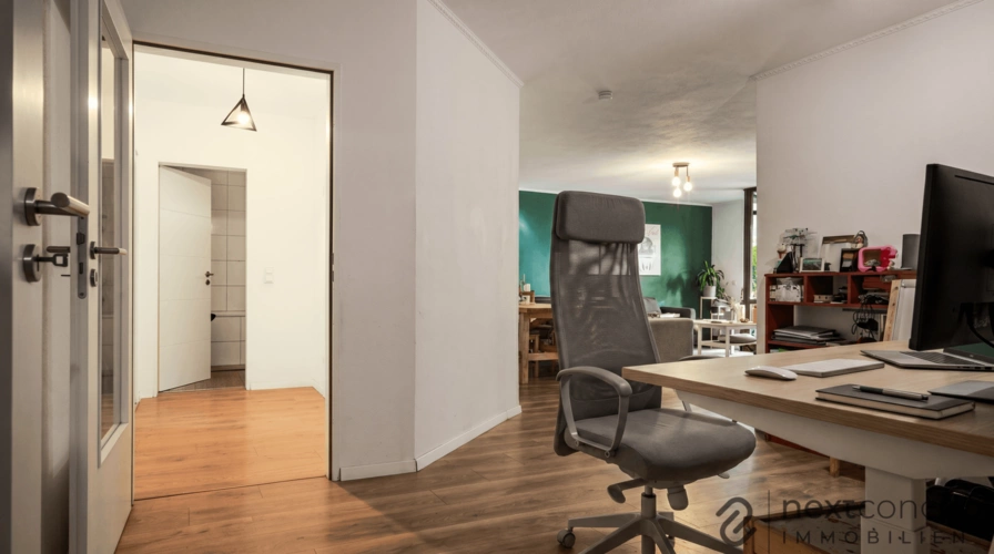 Arbeitsecke mit Blick in das Wohnzimmer