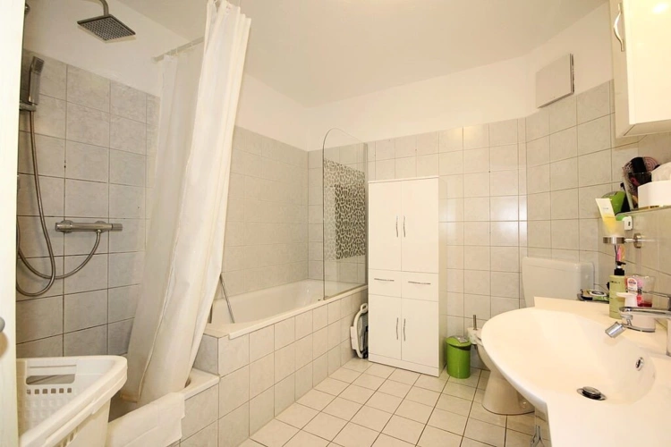 Badzimmer mit Dusche und Badewanne