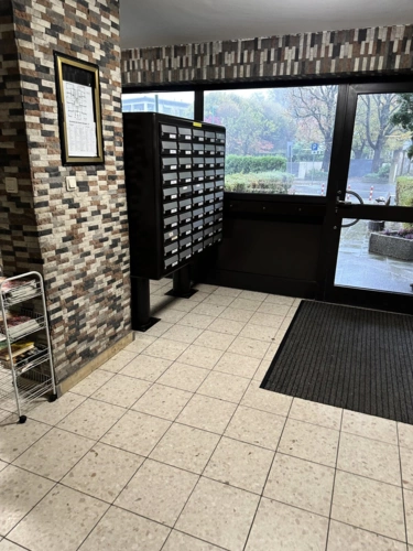 Hausflur mit Briefkasten