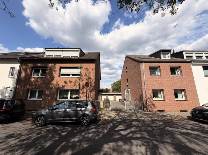 Hausansicht mit Zufahrt