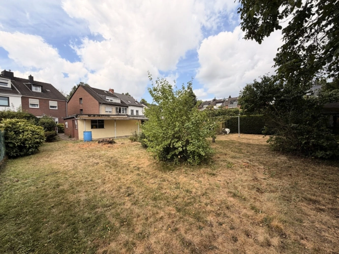 Garten mit Hausansicht