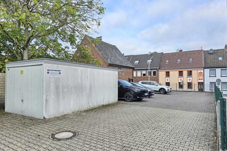 Garage und Stellplätze