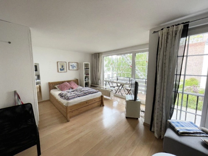 Blick in das Zimmer mit Balkon