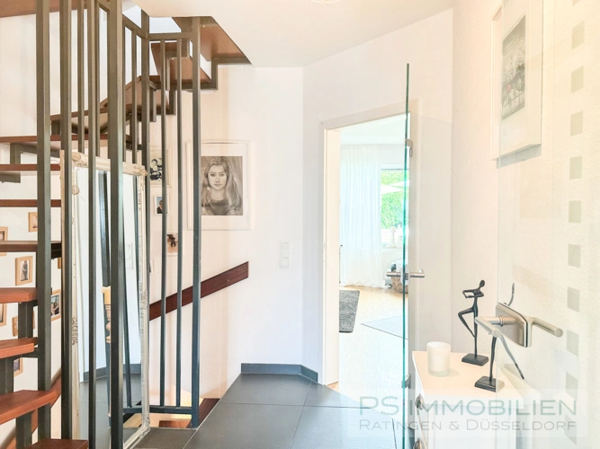 Flur mit offener Treppe