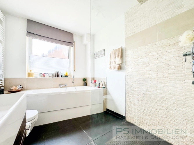 Badezimmer mit Wanne und gr. Dusche