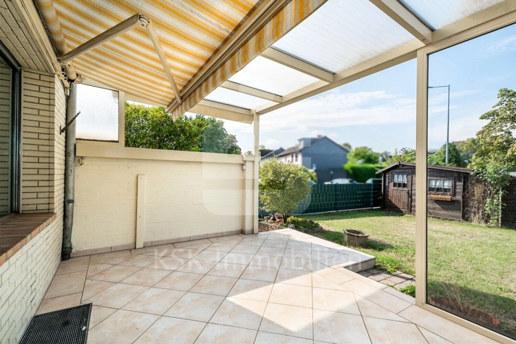 Terrasse mit Blick in den Garten