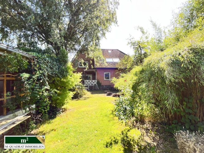 Blick zum Haus aus dem Garten
