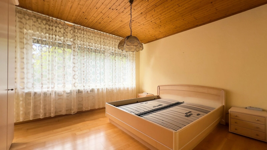 Schlafzimmer mit Balkonzugang