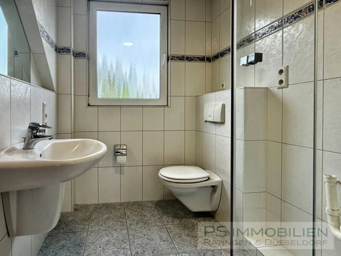 Gäste-WC mit Dusche