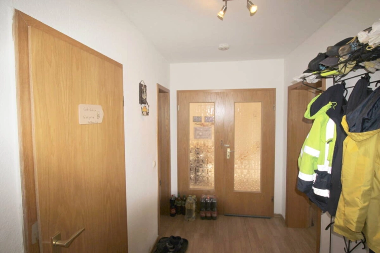Entré mit Flur zu Gäste-WC, EBK u. Wohnzimmer OG